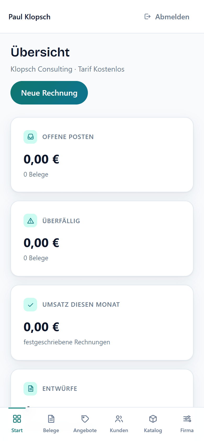 Mobile Ansicht der Übersicht mit Kennzahlen-Kacheln für offene Posten, überfällige Rechnungen und Monatsumsatz sowie unterer Tab-Navigation